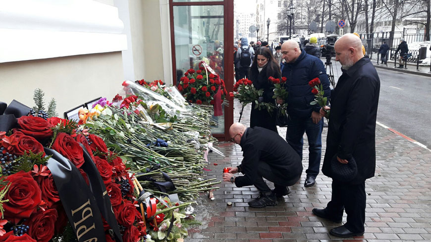 Делегация «Партии Возрождения Россия» возложила цветы к импровизированным мемориалам